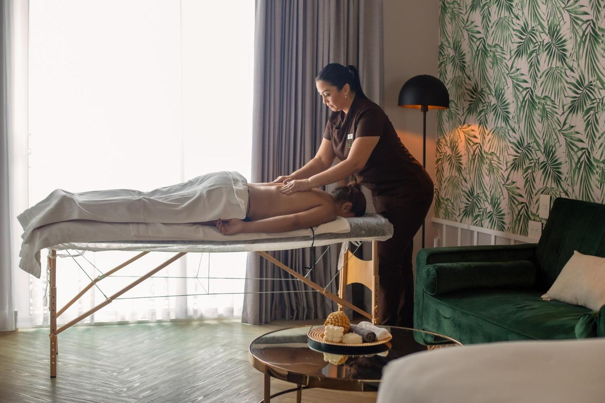 Готель Faranda Collection Barranquilla, A Member Of Radisson Individuals Барранкілья Екстер'єр фото A massage therapist at work
