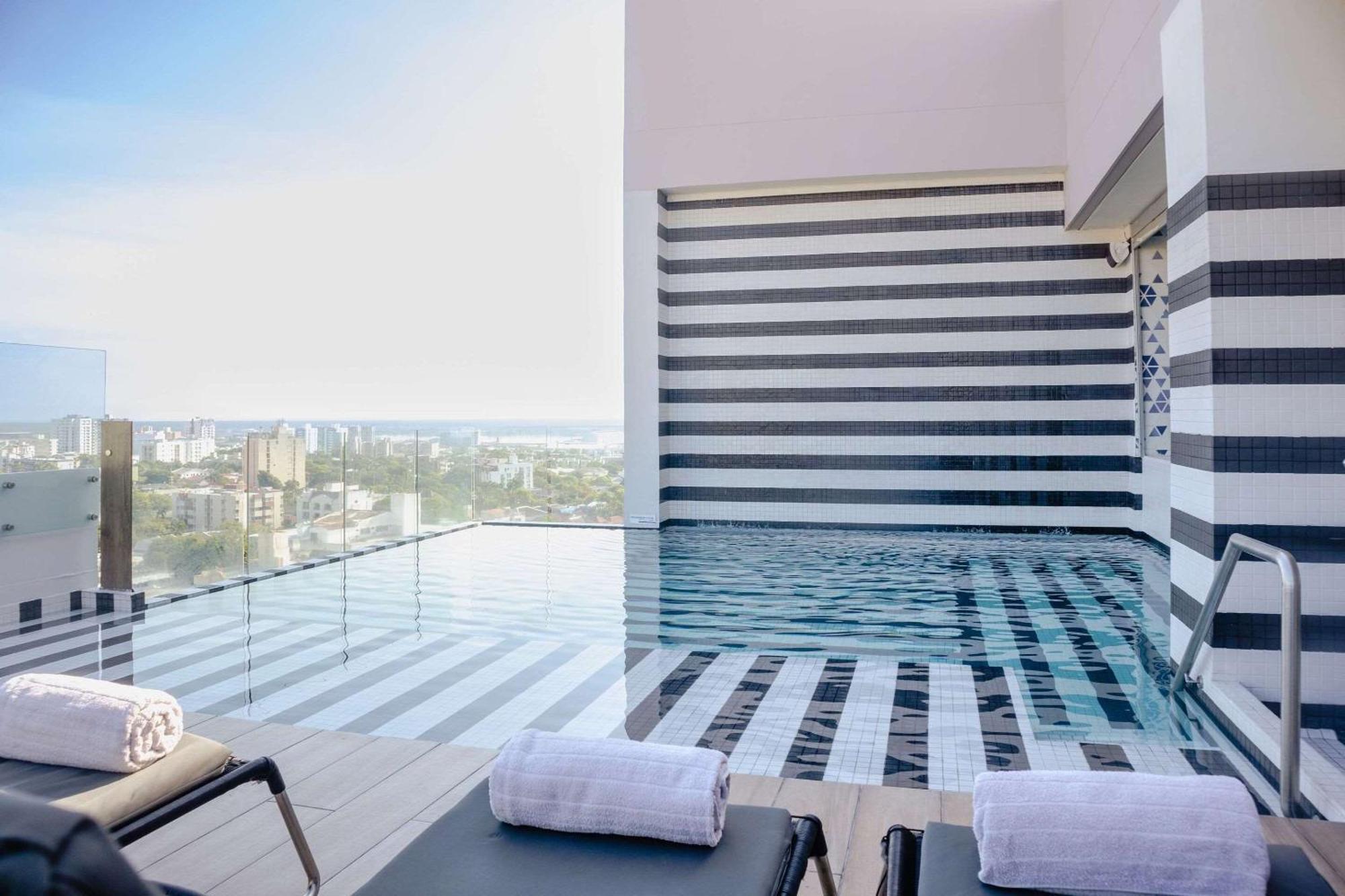 Готель Faranda Collection Barranquilla, A Member Of Radisson Individuals Барранкілья Екстер'єр фото The rooftop pool at the hotel