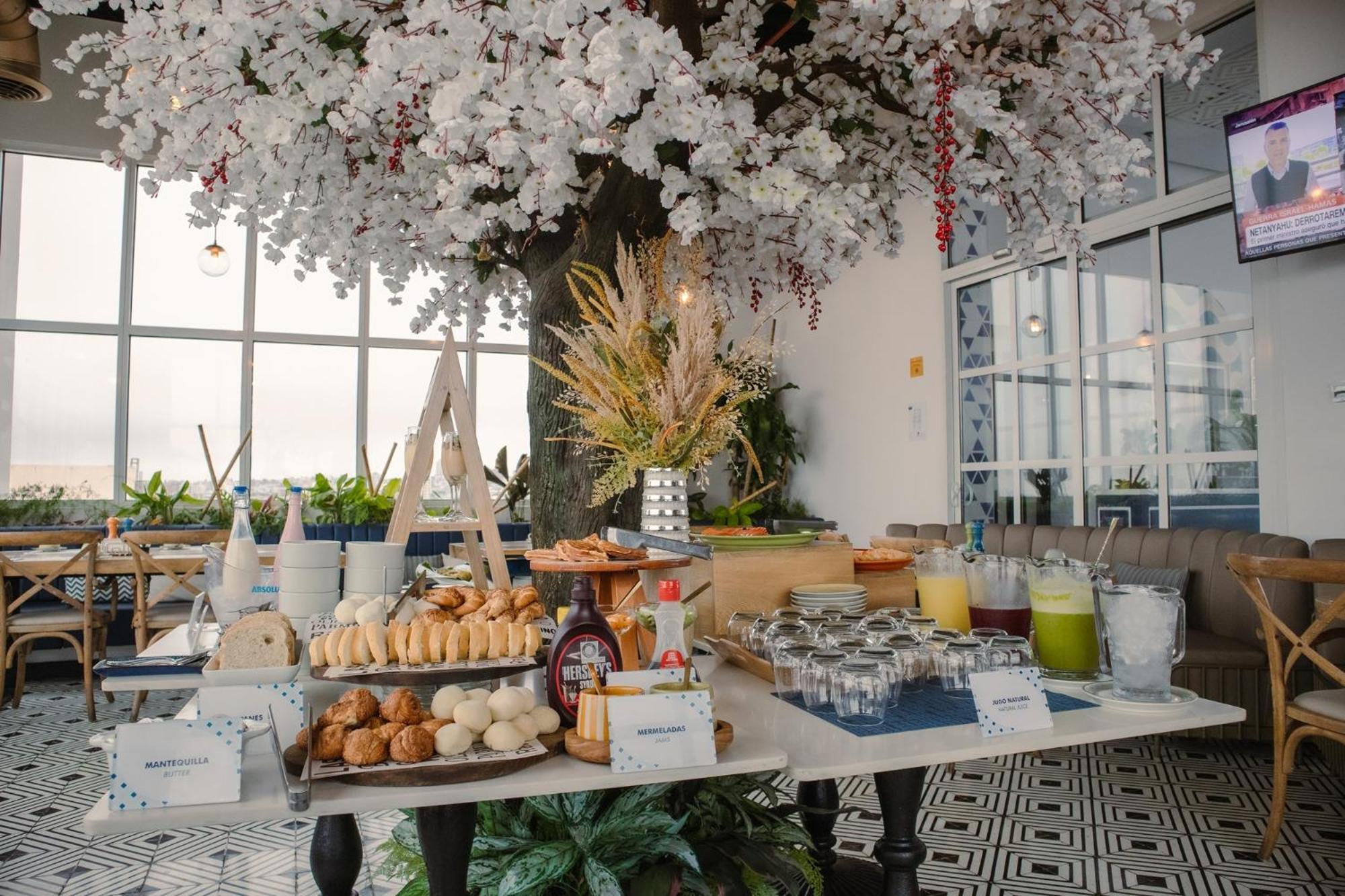 Готель Faranda Collection Barranquilla, A Member Of Radisson Individuals Барранкілья Екстер'єр фото Sakura Buffet at the 360° Sky Lounge